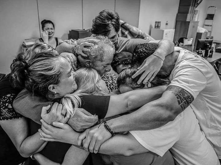 LULA DIJO EN EL VELATORIO DE SU NIETO
usted sufrió mucho en la escuela por ser mi nieto.Tengo un compromiso con usted:Voy a probar mi inocencia y demostrar quien es ladrón y quien no es en este pais.Las personas que me condenaron dudo que puedan ver a sus nietos como yo te miraba