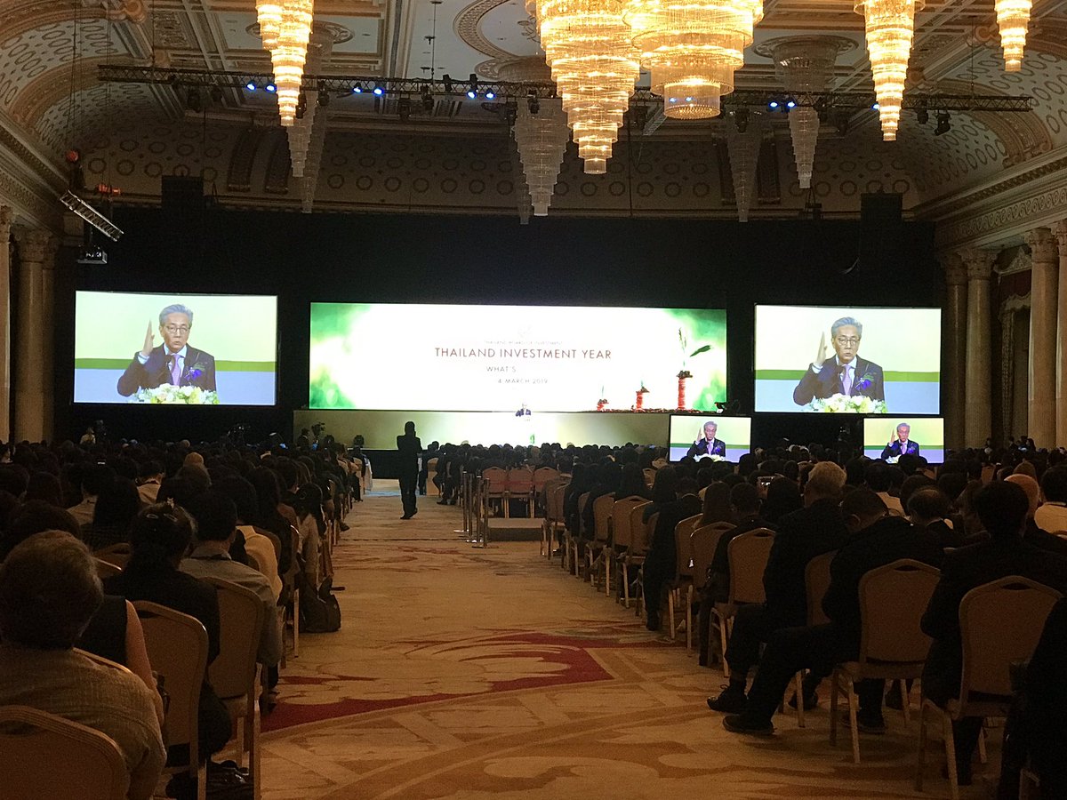 raphorn's tweet image. “สมคิด จาตุศรีพิทักษ์” รองนายกรัฐมนตรี ประกาศในงานสัมมนา “Thailand Investment Year - What’s New” มั่นใจว่า พล.อ.ประยุทธ์ จันทร์โอชา นายกรัฐมนตรี จะได้กลับมาอีกครั้งหลังการเลือกตั้ง เพราะสิ่งที่รัฐบาลทำเมื่อ 4-5 ปีที่ผ่านมา เป็นเรื่องจริงและเป็นรูปธรรม ไม่ใช่การขายฝันลมๆ แล้งๆ