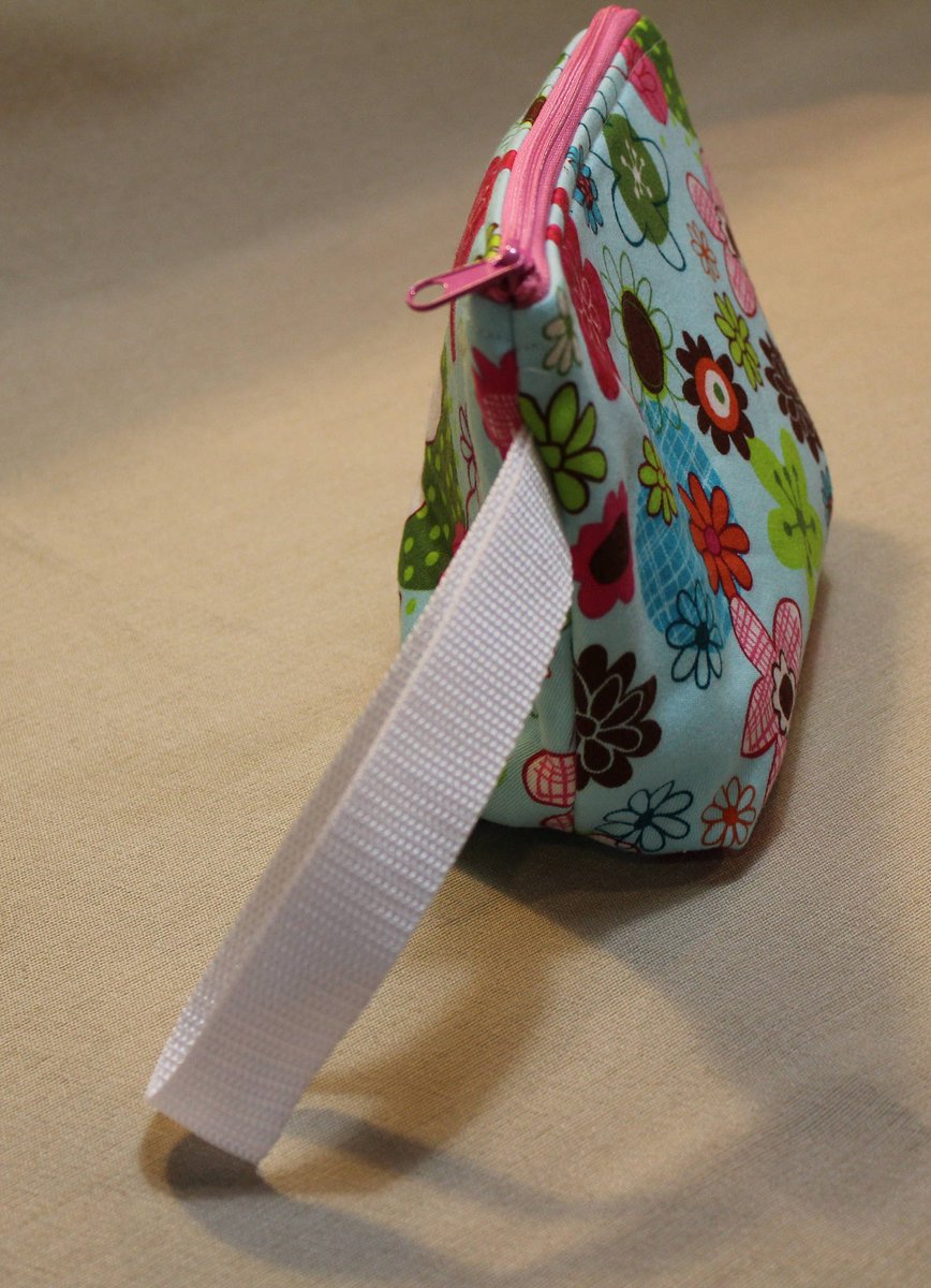 quilts_more's tweet photo. Fabric Bag, Flower Zipper Pouch, Small Project Tote, Floral Vacation Padded Carryall, Project Sack, Cosmetic Bag, Aqua Blue Pink Green White https://t.co/5lJFFzDv5E #Etsy #ImagineQuiltsAndMore #PaddedBag https://t.co/BWO8UXzazr
