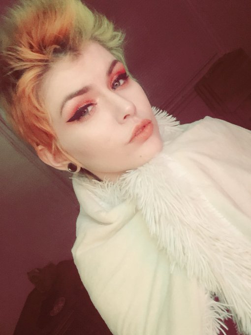 i&rsquo;m constantly wrapped up in this big fluffy blanket ❤️✨ https://t.co/TyhpNcxK3W