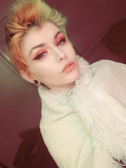 i&rsquo;m constantly wrapped up in this big fluffy blanket ❤️✨ https://t.co/TyhpNcxK3W