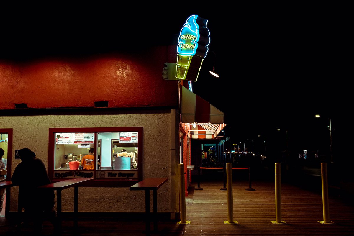 “get a good hamburger or a bad girl at 4 am”
#coregraphy 
#PierBurger 
#LosAngeles