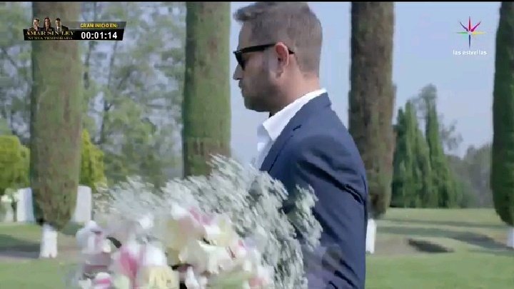 Love_BoyeRulli's tweet photo. Que finaaaal!!!😱😱 Leon visitando la tumba de Lucía y se encuentra con el mismo camino de flores😱❤️ Lucía transmigro! Exijo segunda temporadaaaa y que estos dos se vuelvan a juntar😍❤️❤️ #FinalAmarAMuerte https://t.co/svo35jOaOY