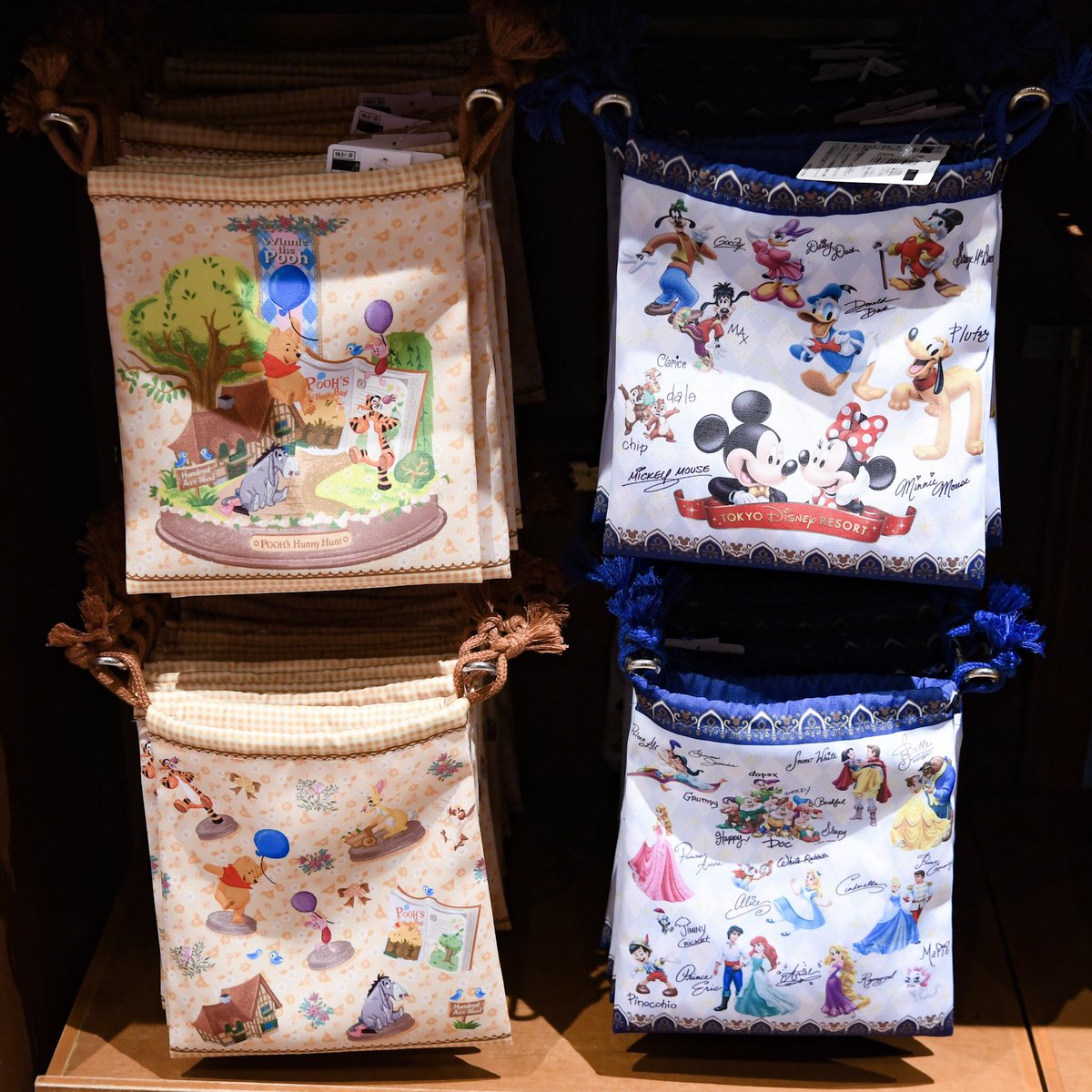 Mezzomikiのディズニーブログ Twitter ನಲ ಲ キャラクターサイン プーさんのハニーハントデザイン 東京ディズニーランド 巾着 発売中 詳しくは T Co Hebrrf7dbw