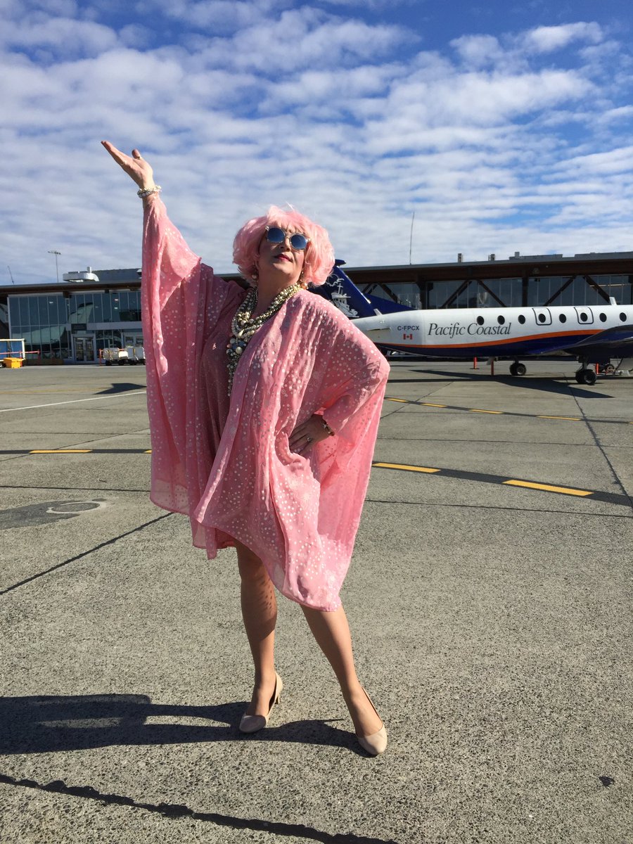 departuresxdean's tweet photo. ICYMI we had a most excellent #VIPwinter = Vancouver Island Pride at @MountWashington alas the Queen returns to her kingdom in style w/ our friends at @PacificCoastal @FlyYQQ #ilovegay #gayski ⛷🏳️🌈🏂 https://t.co/drZZP0baO0