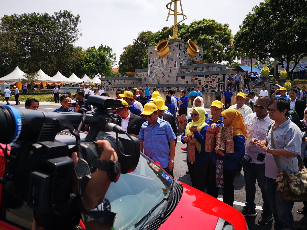 PilusImran's tweet photo. YB Timbalan Menteri Kerja Raya menyempurnakan masjlis perasmian bersama  YAB Ketua Menteri Melaka bagi Projek Menaiktaraf Jalan Ayer Keroh ke Bandar Melaka (Fasa 1: Persimpangan Peringgit dan Persimpangan MITC) @baru_bian
@MOWorks @JKRMalaysia @RoslanMdTaha @norehamohd
@zakhir69 https://t.co/5buIUyXL6R