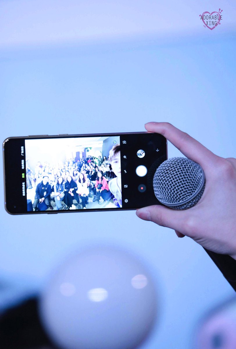 Chuchouxxing's tweet image. 190304 @SamsungMobile #GalaxyA8s @layzhang #อี้ชิง 😍😍😍