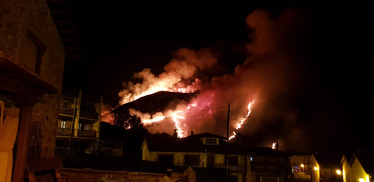 Las imagenes hablan por sí solas. Incendios en Puentenansa y Cosio, logrando salvar de la llamas varios invernales, junto al servicio de montes y Bomberos del 112 <a href="/112Cantabria/">112 Cantabria</a>