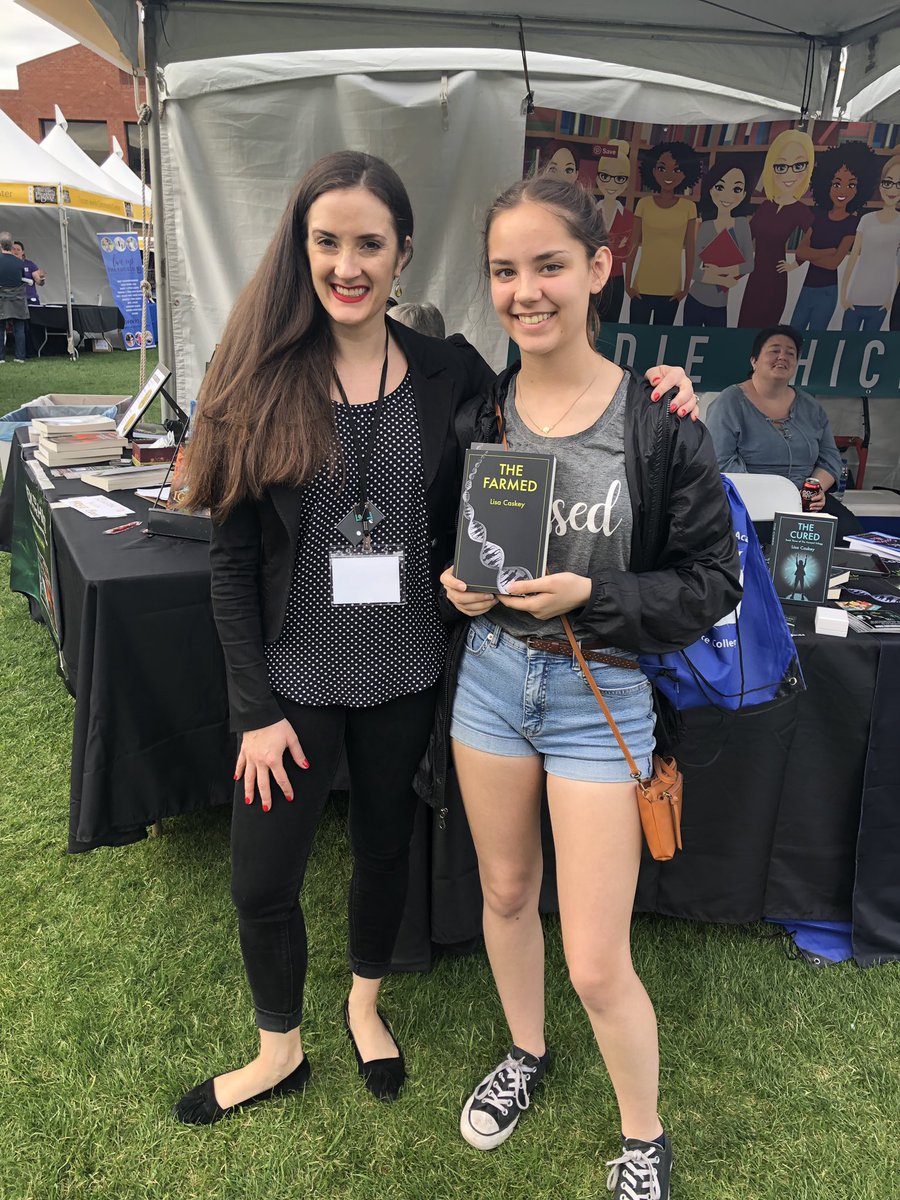 Lisa_Caskey's tweet photo. It’s been a while....bc I’ve been busy getting ready for the #TFoB!! 📚🖤🌵And...it was a success!! TY to @melkoberlein and @indie_chicks having me at the #IndieChicks tent! I had the time of me life!! #author #dystopianfiction #thefarmedtrilogy #indieauthor #indie #scifi https://t.co/HPeKyoskHJ