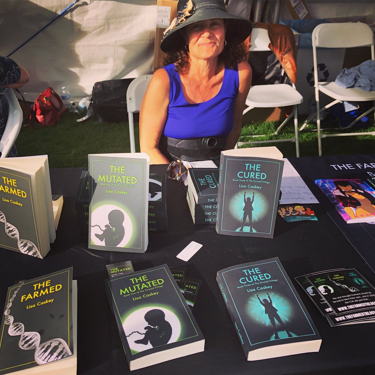 Lisa_Caskey's tweet photo. It’s been a while....bc I’ve been busy getting ready for the #TFoB!! 📚🖤🌵And...it was a success!! TY to @melkoberlein and @indie_chicks having me at the #IndieChicks tent! I had the time of me life!! #author #dystopianfiction #thefarmedtrilogy #indieauthor #indie #scifi https://t.co/HPeKyoskHJ