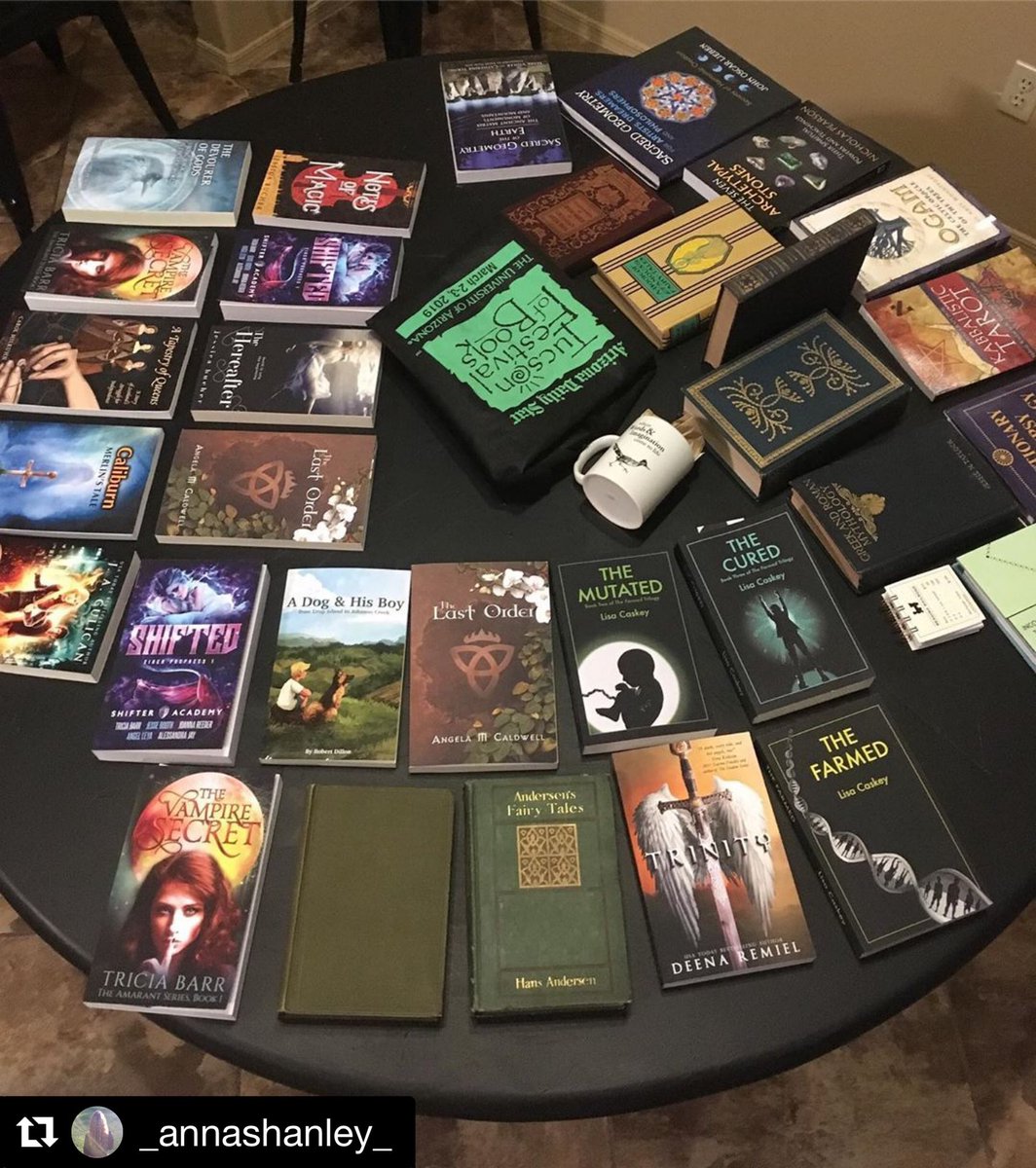 Lisa_Caskey's tweet photo. It’s been a while....bc I’ve been busy getting ready for the #TFoB!! 📚🖤🌵And...it was a success!! TY to @melkoberlein and @indie_chicks having me at the #IndieChicks tent! I had the time of me life!! #author #dystopianfiction #thefarmedtrilogy #indieauthor #indie #scifi https://t.co/HPeKyoskHJ