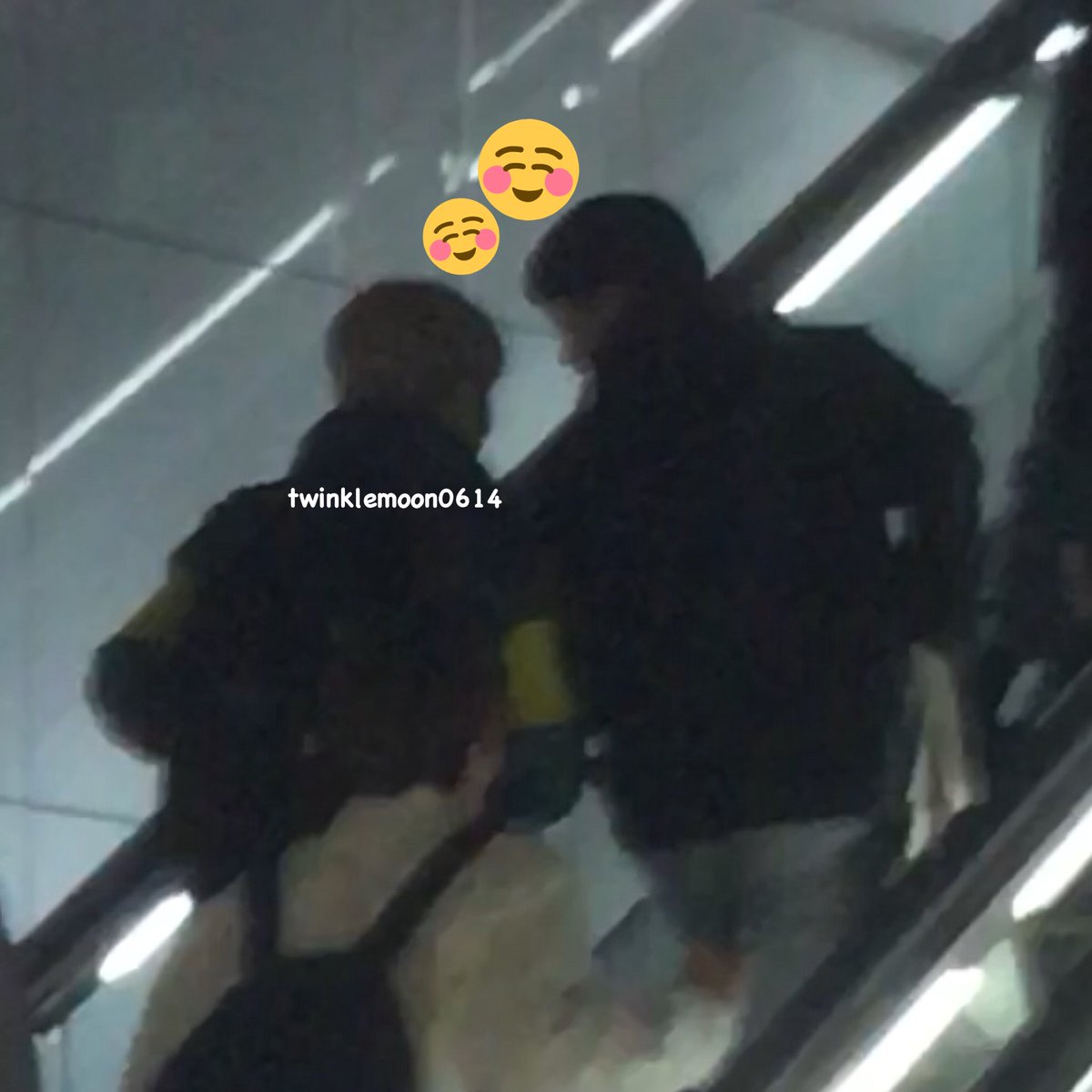 190303 at HND Airport, taeil with mark are having conversation together both of them are very lovely >__<♡ & also we nvr fotgot how big and iconic taeil's bag ;;;;