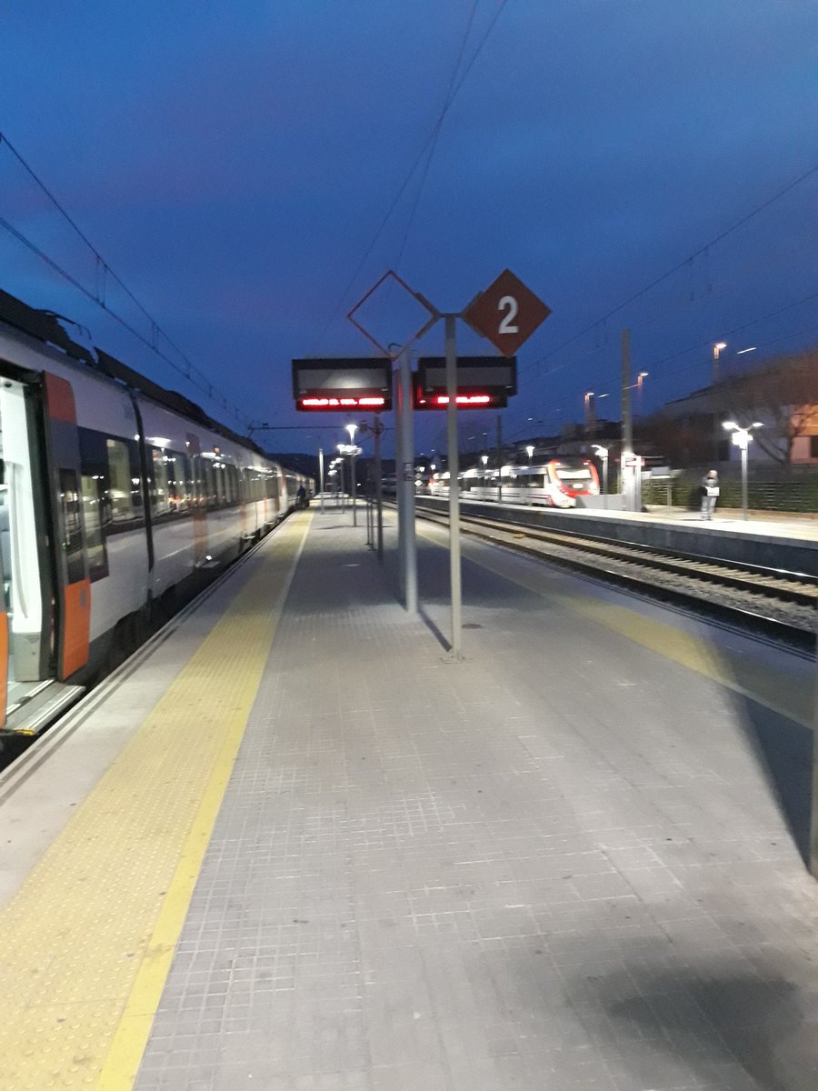 Noniceloni's tweet photo. Bon dia @rodalies quin sentit té aquest segon indicador que tapa l'altre a #santceloni? Hem d'entrar a la via o posar el cap entre mig per veure alguna cosa. https://t.co/f4s22aDzTJ