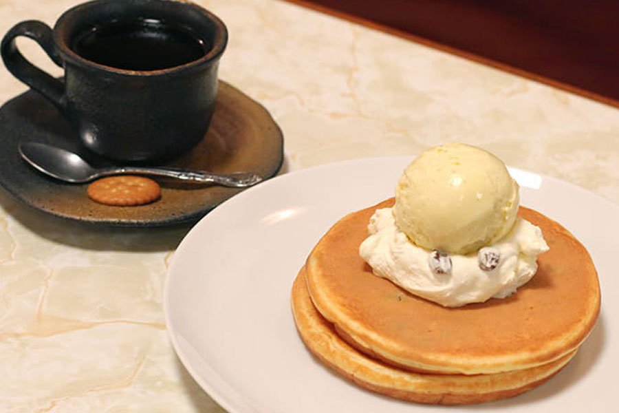 レッツエンジョイ東京 自家製ラムレーズンにアイスがとろ りな ホットケーキがサイコーな件 お店の看板メニューはサンドゥイッチ ですが 今回はホットケーキをご紹介 しっかりした焼き具合で中はもっちり まろやかでしっとりした口当たりは