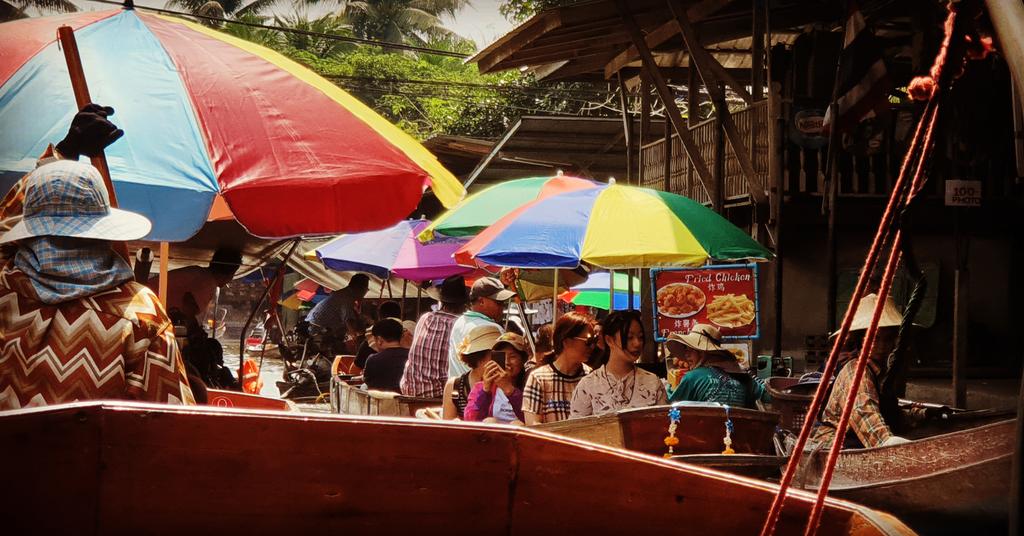 endless_roaming's tweet photo. Cruising the #rivermarkets #bangkok #travel #travelinspires #colour https://t.co/bIPUkBoKZp