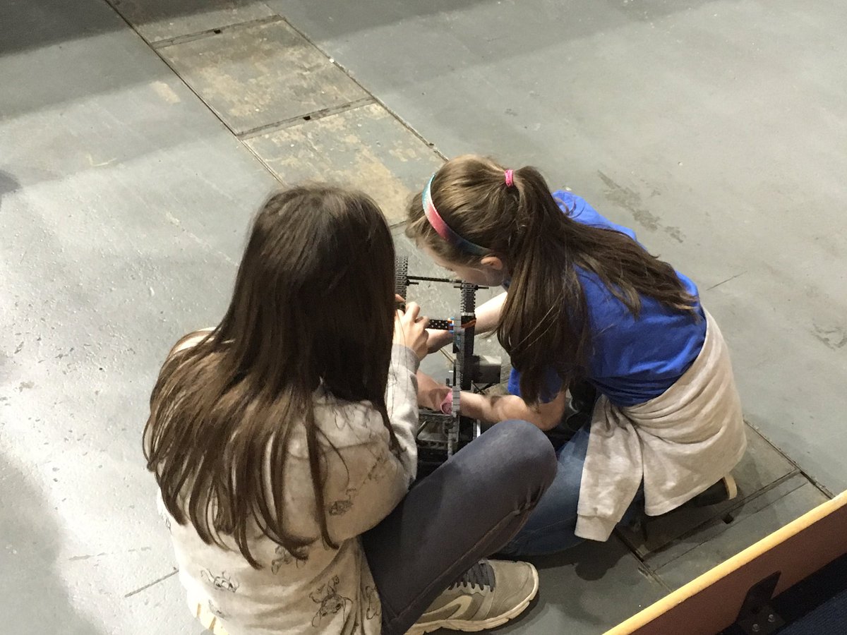 TEAMEBS's tweet photo. Great to see real world design and engineering being happening, real-time #thefutureofmakingthings #omgrobots @invexibles @GirlBots @GirlPoweredUK https://t.co/96VGpVyjho