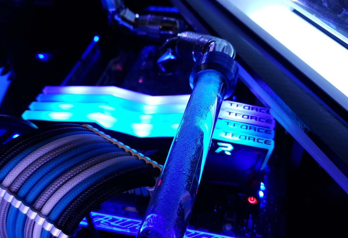 EnviousMods's tweet photo. I love the gradient lighting mode that can be set to any range you want on the @teamgroupinc Delta RGB DDR4!

#Splitr #DK05 https://t.co/QnHsGRm2i0