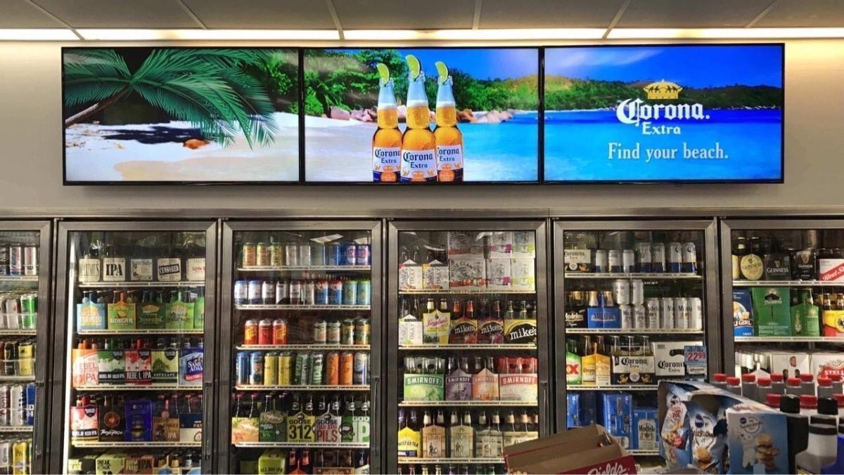 A screen can be spilted to 4, displaying 4 input images. Under the situation of more screens, it can be connected into video wall format through DP interface. The price is the same as TV while the screen is industrial level, which is high brigness, long lifespan. 
#digitalsignage