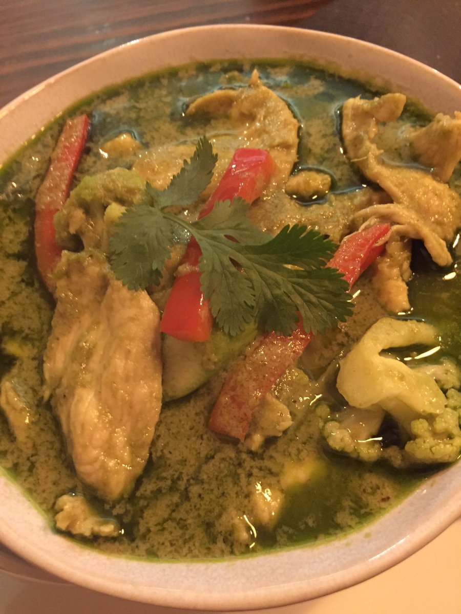 CBDbreaks's tweet photo. #thaicurry #chickencurry #chickenandvegetable #munchies time with #EstrellaGalicia #beer #greencurry #thaifood #rice #spicy #curry #hotandspicy #phytotherapy #thaichilli #Mataró #cbdbreaks #CannaBistro #capsicum #spicyfood https://t.co/fc51PpvnML