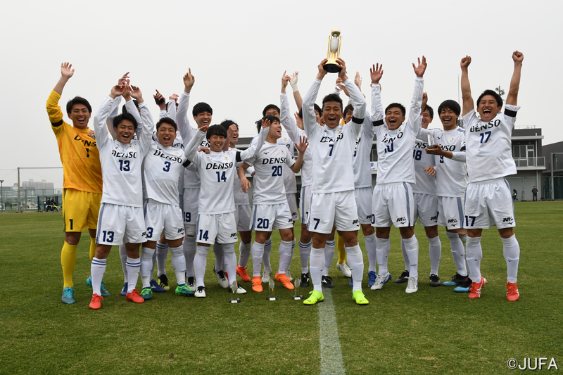 全日本大学サッカー連盟 2 Jufa على تويتر 表彰式オフショット ムービー 優勝カップを掲げるのはイサカゼイン選手 しかし この写真の撮影までには イサカ選手とチームメイトのコントのような展開が ぜひ動画でご確認ください Jufa 大学