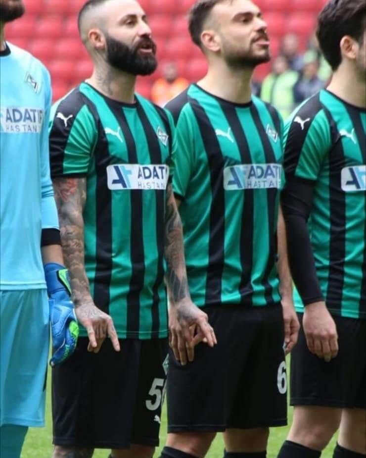 06ElTurco's tweet photo. Dün Sakaryaspor ile sözde futbol takımı arasında oynanan maçta İstiklâl Marşı'nı okumak yerine ıslıklayan hainlere, Dilaver Güçlü bozkurt yaparak cevap verdi. https://t.co/TqskqAzDHw
