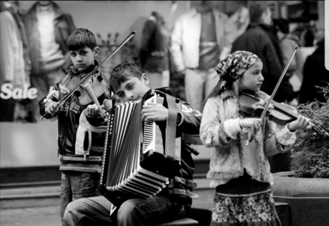 андрей атрошенко «гитарист». художник фабиан перез картины гитарист. духовой ансамбль. аргентинский художник фабиан перез картины. цыгане музыканты.