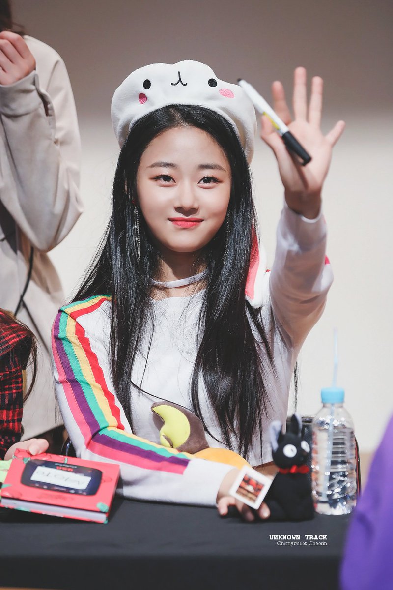 UnknownTrack313's tweet photo. 190303 팬사인회
데뷔 첫 활동 마무리 축하해😊👏
#체리블렛 #CherryBullet #채린 https://t.co/HGLLc8MYsT