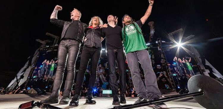domgamermc's tweet photo. Un día como hoy viví el mejor concierto de mi vida hace 2 años
#metinmexico , esperemos y regresen de nuevo 🤠❤️ https://t.co/5DiAydsrLc