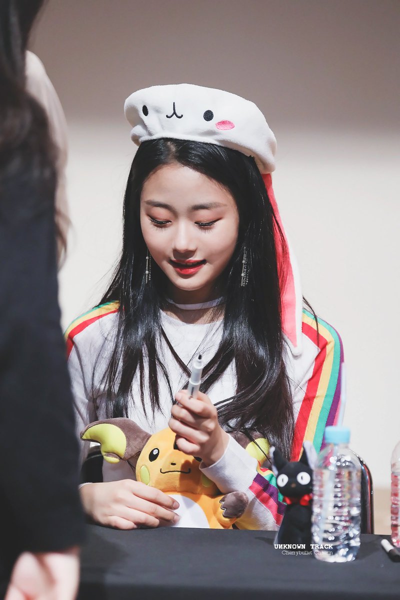 UnknownTrack313's tweet photo. 190303 팬사인회
데뷔 첫 활동 마무리 축하해😊👏
#체리블렛 #CherryBullet #채린 https://t.co/HGLLc8MYsT