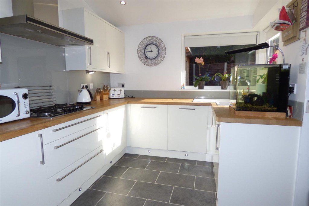 Property Of The Week Time ➡️ bit.ly/2TeOF2T 🏡 

How beautiful is this detached property? Providing three double bedrooms and a generous modern living family kitchen, this home is immaculately decorated throughout. Viewing is highly recommended 😍