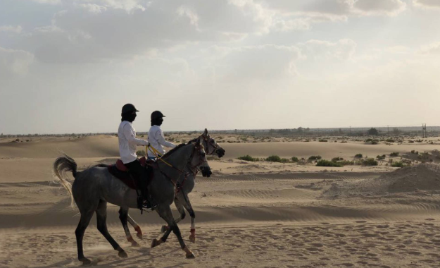Las ‘jockeys’ #vascas del emir bit.ly/2EM7Ed7 Dos hermanas de #Tolosa disputan en el desierto carreras de 120 kilómetros con los #caballos del gran jeque de Dubái.