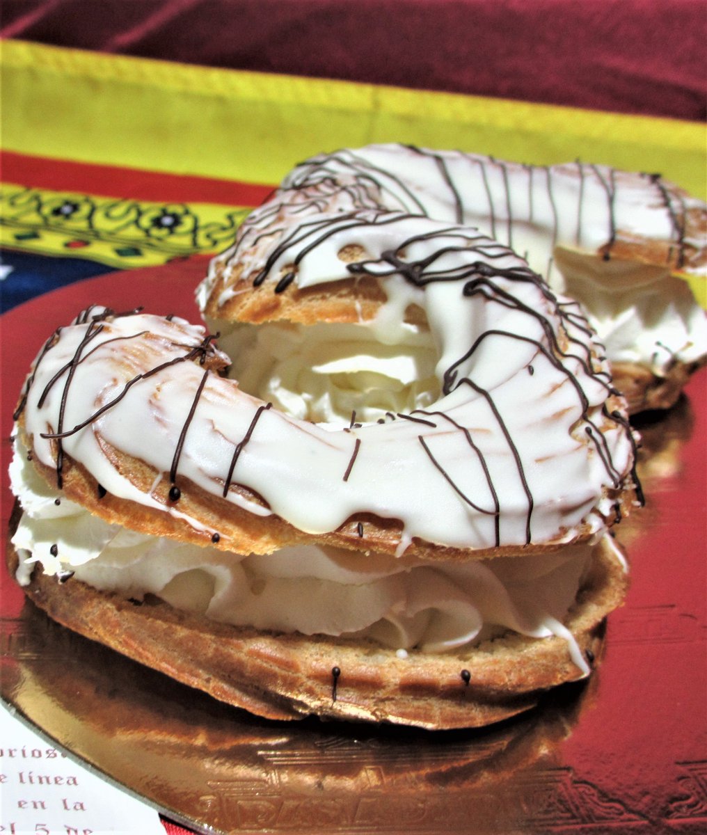 LAPANADERIAes's tweet photo. No puede haber fiesta sin pastel para celebrarla, cinco de nata, un dulce con mucha historia #cincomarzada #zaragoceando #festividades #pastelerias #pastelcinco #postres #culcesfestividades #pastelfestividades https://t.co/5sPDNQI3Ji