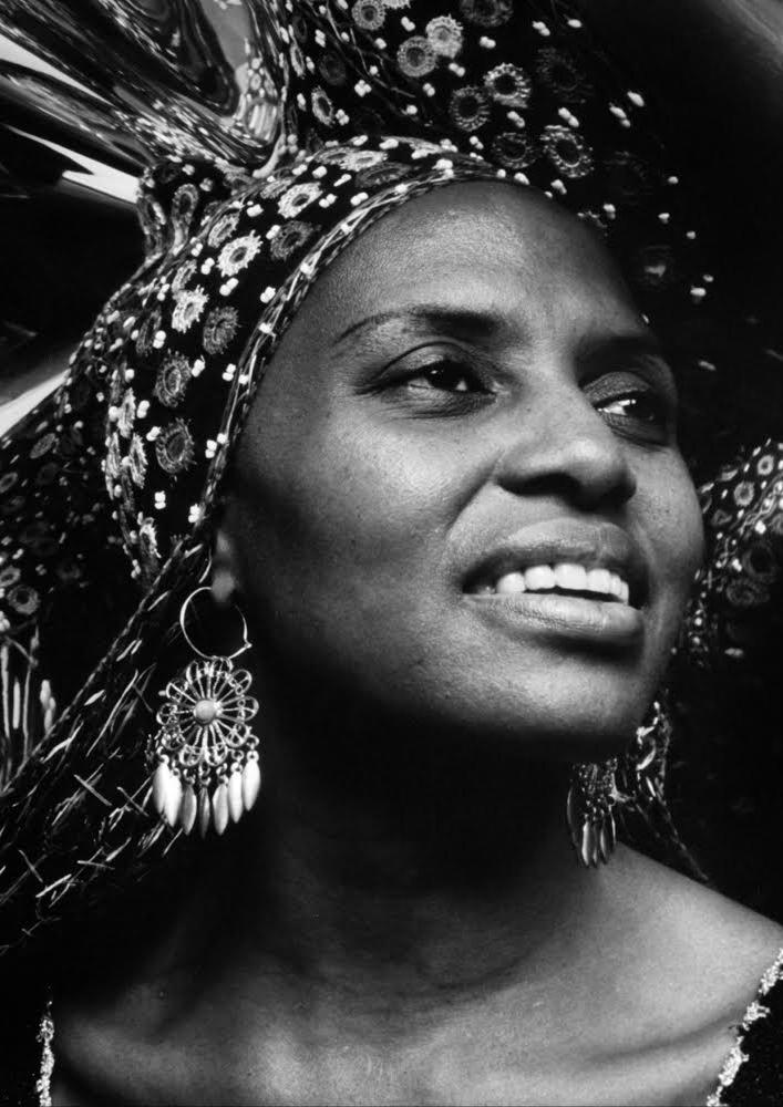 Happy Birthday 
MAMA AFRIKA!!!

Today Miriam Makeba would ve turned 87 years old!!        
