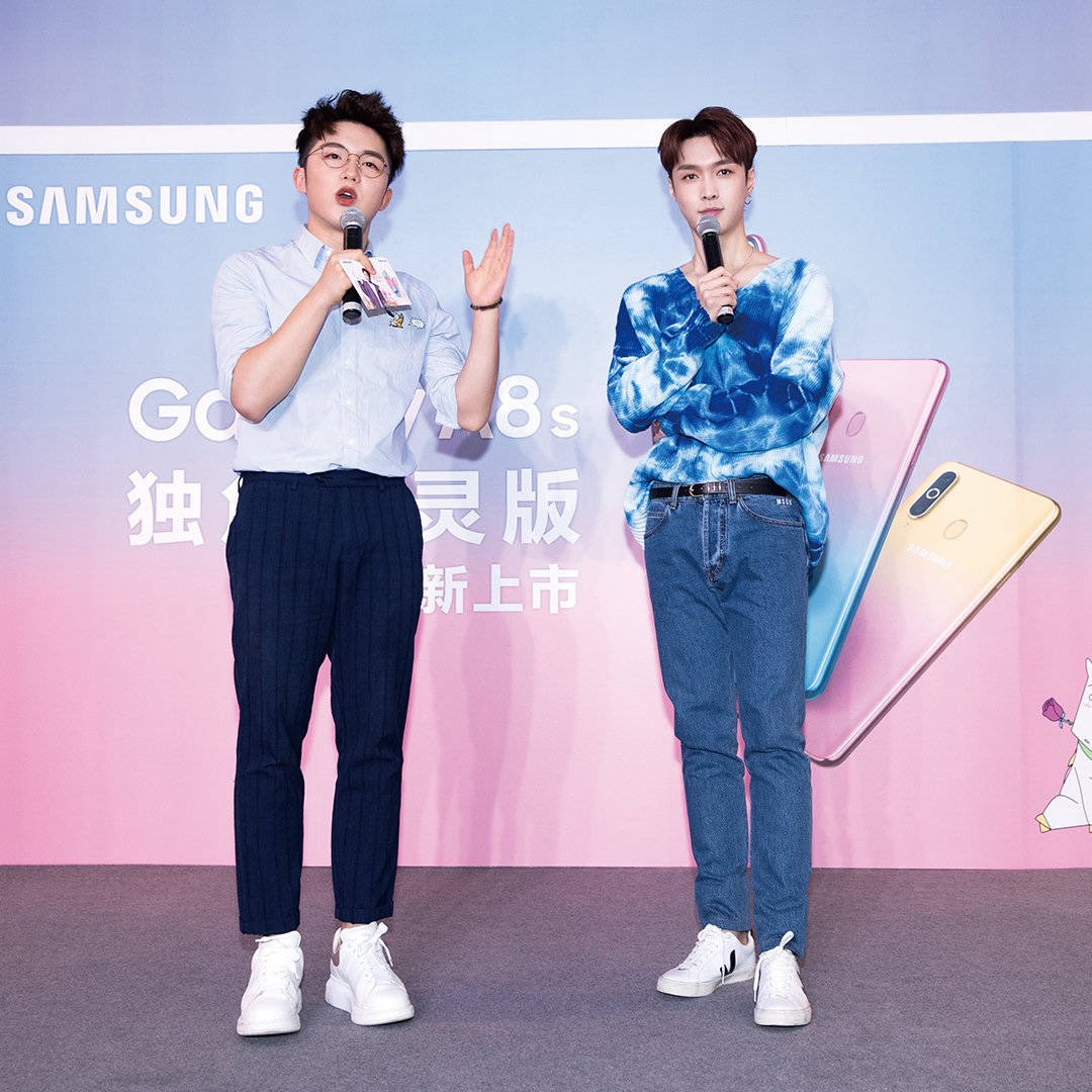 XingPark's tweet image. 190304 Samsung Galaxy Weibo Update: Galaxy’s fan meeting “Love guardian” (0301) 6P
2/2

#LayxSamsung #GalaxyA8s #Samsung 
#LayZhangNAMANANA #producerLayZhang #LayZhang #อี้ชิง #张艺兴 #Lay #Yixing #레이 #レイ #チャンイーシン #장이씽 @layzhang @lay_studio