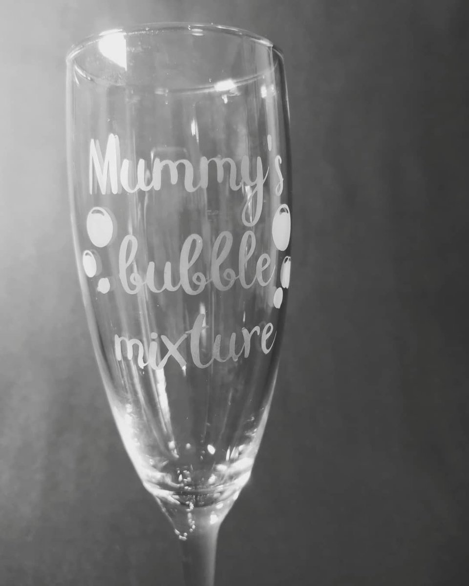 Bubbles!!! Who has a Mum who 🖤's prosecco? 
Perfect for a Mother's day gift - Etched champagne flutes, £6 each.

#rockpapervinyl #prosecco #champagne #mothersday #mother #mummy #personalised #champagneflutes #mummysbubblemixture #its5oclocksomewhere #glassetching #smallbusiness