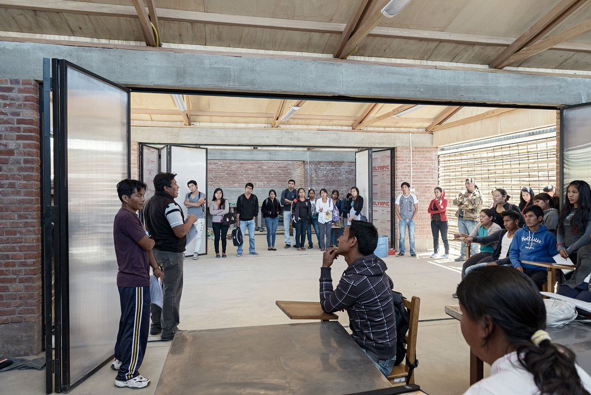 #kindcentrum #gebouwvoorkinderen #referentie #inspiratie: hoe eenvoudig je gebouw ook is; #daglicht van boven en grote te openen #puien tussen de ruimten maakt een ruimte #prettig en #multifunctioneel laat dit schoolgebouw in Bolivia zien.

archdaily.com/875095/agricul…