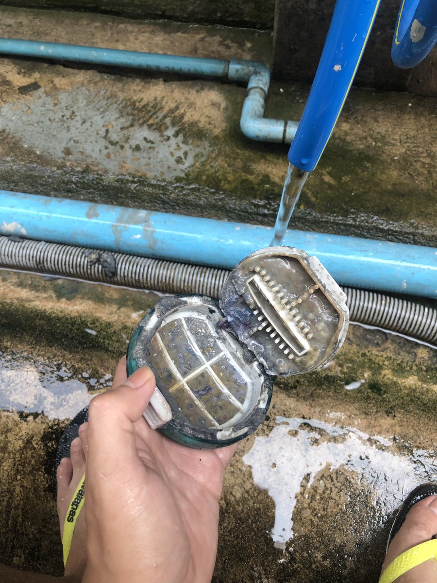 bg2272541's tweet image. คือนี่ดีไงที่หอมีก๊อกน้ำข้างเครื่องซักผ้า เลยเอาออกมาล้างได้ง่ายๆ แต่ก็อิ้วพอสมควร ใครซักมาแล้วบ้างวะ คือเลี่ยงไม่ได้ไง อยู่หอ เวลาซักก็ไม่มี แนะนำให้ล้างตัวกรองก่อนซักของเราก็พอ -(2)