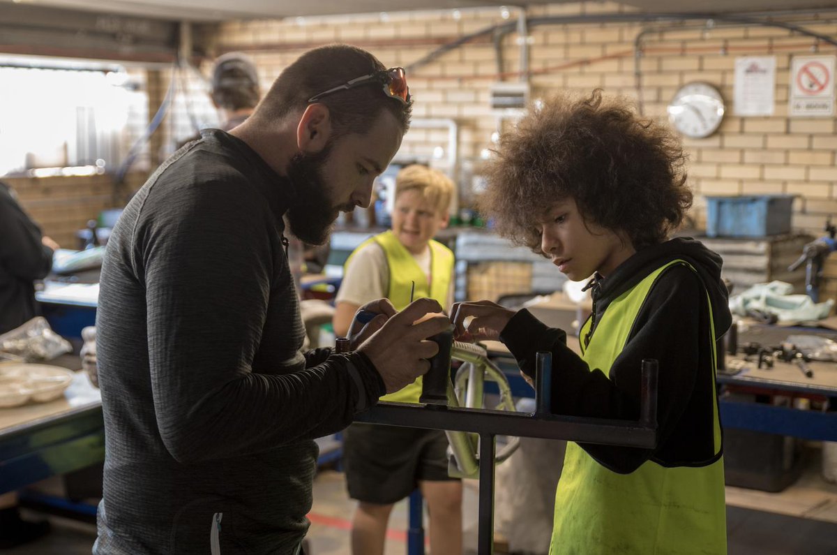 Attention to detail. A wonderful character trait, modelled by TRACTION mentor Jay.
.
#empoweringyouth #rolemodel #helpingkidsinneed #youthprograms #mentoring #cycling #onthetools #learning #confidence #cyclingbne #success #connection #purpose #belonging #custombike #craft