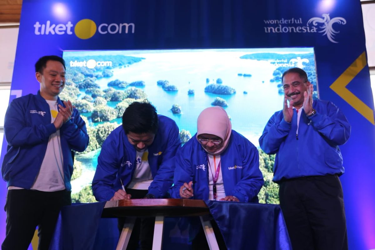 KemenPariwisata's tweet photo. Resmi sudah Co-Branding antara Kemenpar dgn https://t.co/tRN6ERJZRy sekaligus meresmikan Program #tiketWonderfulIndonesia yg merupakan salah satu upaya https://t.co/tRN6ERJZRy dalam mewujudkan target wisman &amp; wisnus.

#PesonaIndonesia #WonderfulIndonesia #tiketWonderfulIndonesia https://t.co/VYvPDFoqax
