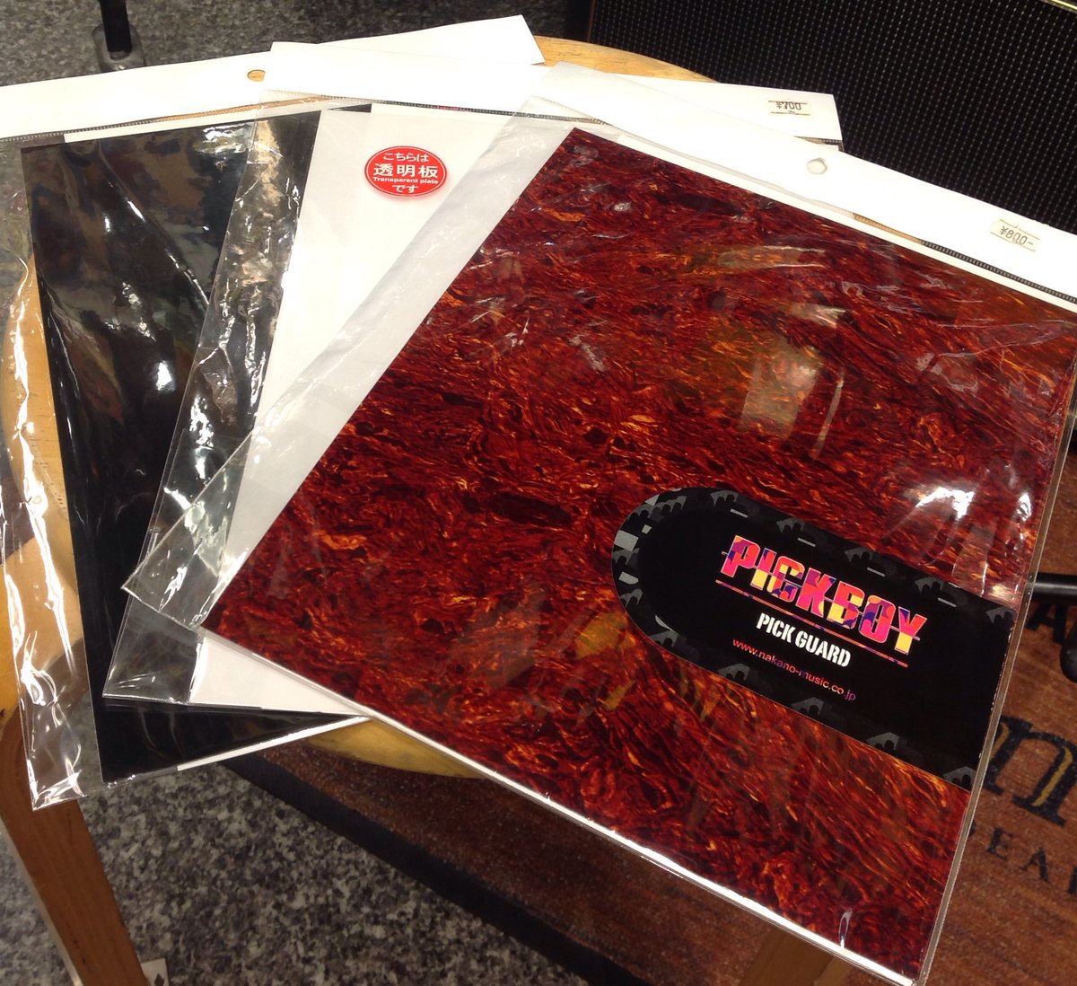 BIGBOSSannex's tweet image. お持ちのアコギをイメチェンしませんか⁉︎orお店にないデザインのアコギ欲しい!という方にオススメの #PICKBOY #ピックガード 👐そのままペタッと貼るも良し、愛機に合わせて&amp;amp;自分好みにカットするも良しです◎ピックガードがないタイプのアコギの傷が気になる…という方にも✨ #PICKGUARD #アコギ