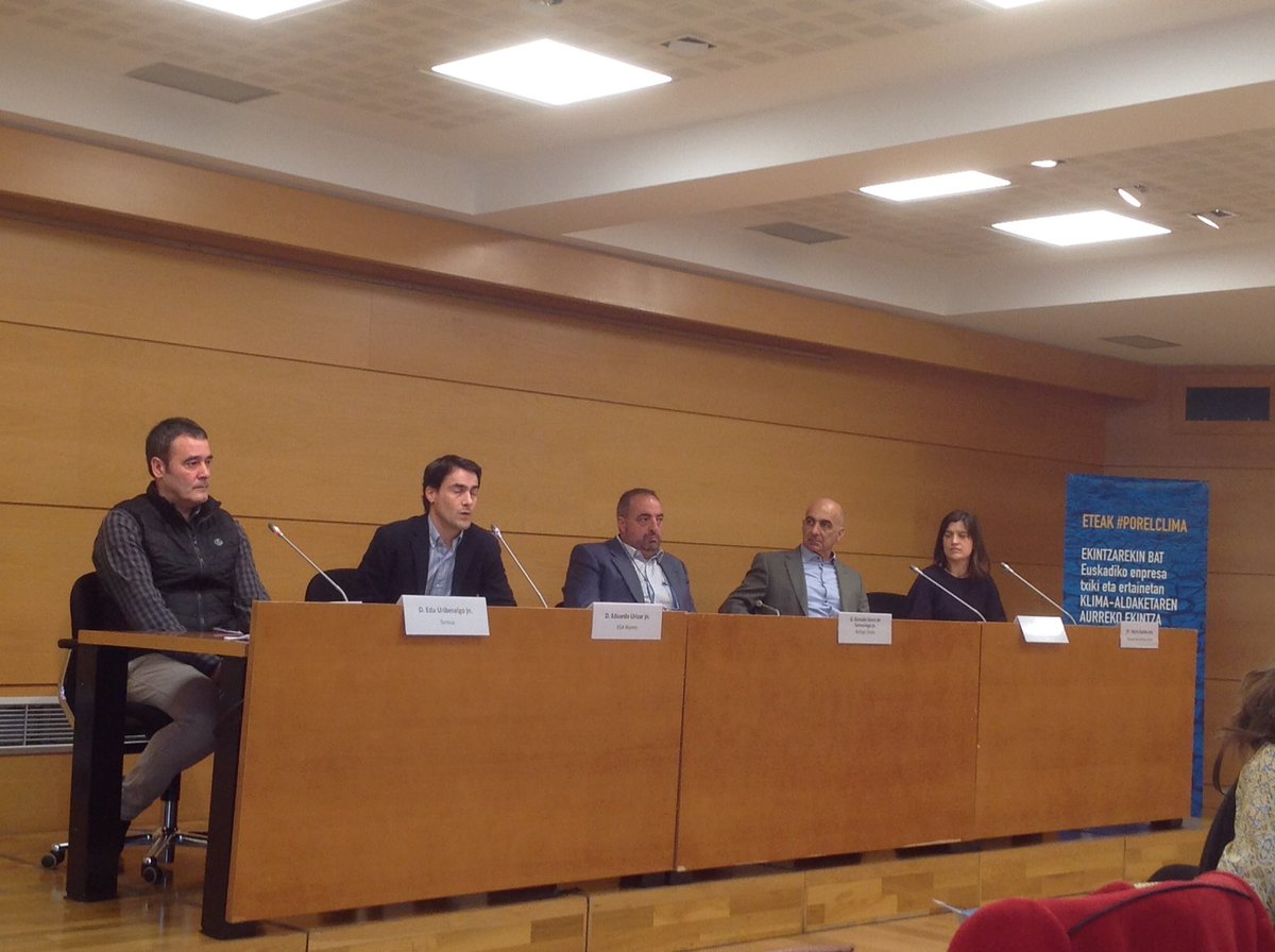 AclimaEuskadi's tweet photo. Eduardo Urizar de @EGAMASTERTOOLS nos explica cómo una #pyme puede traccionar a sus proveedores para reducir los envases y embalajes puestos en el mercado y el impacto de los transportes #PositiveChange19 #ChangetheChange #EmpresaCambioClimático #Asteklima https://t.co/LU585g81H7