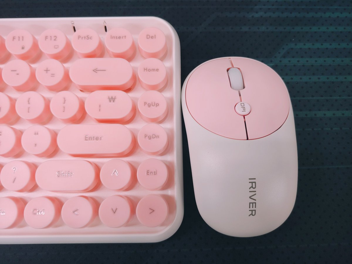 comwoori's tweet image. 206번째 이벤트 입니다

이번에는 미니타입의 무선 키보드+마우스 세트 입니다

(아이리버 WMK15)

핑크색상으로 키보드와 마우스가 같이 동봉된 무선 제품입니다

RT 버튼 눌러주시고 한분 추첨해서 드릴게요

3월 7일 목요일 오후에 추첨하겠습니다!