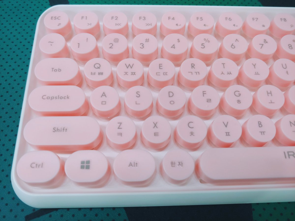 comwoori's tweet image. 206번째 이벤트 입니다

이번에는 미니타입의 무선 키보드+마우스 세트 입니다

(아이리버 WMK15)

핑크색상으로 키보드와 마우스가 같이 동봉된 무선 제품입니다

RT 버튼 눌러주시고 한분 추첨해서 드릴게요

3월 7일 목요일 오후에 추첨하겠습니다!