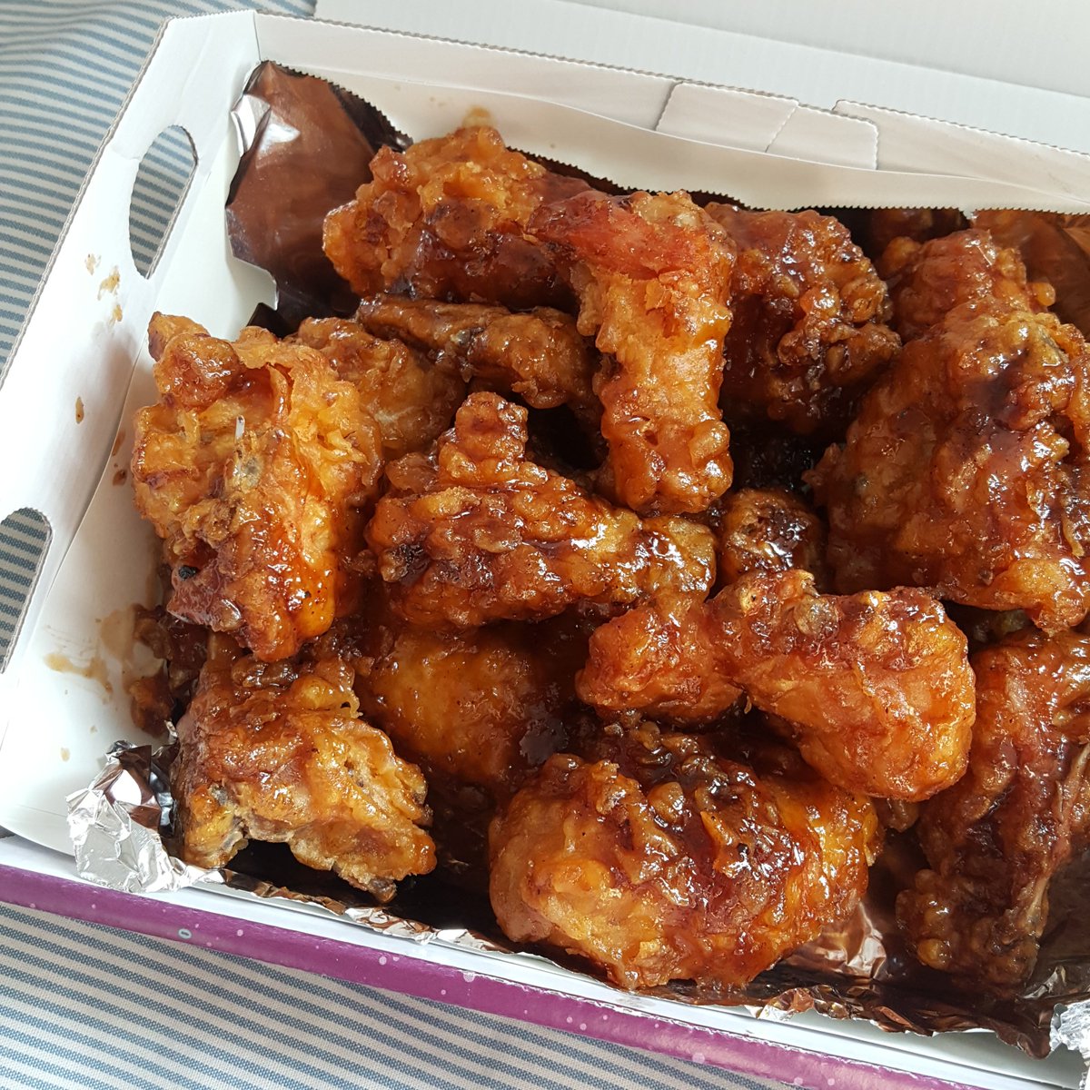 치킨 배달시켰다~ BBQ 극한왕갈비치킨 울 동네에 있어서 배달 고고~ 껍질 바삭하다, 갈비맛 난다 ㅎㅎ 맥주랑 같이 먹고싶다