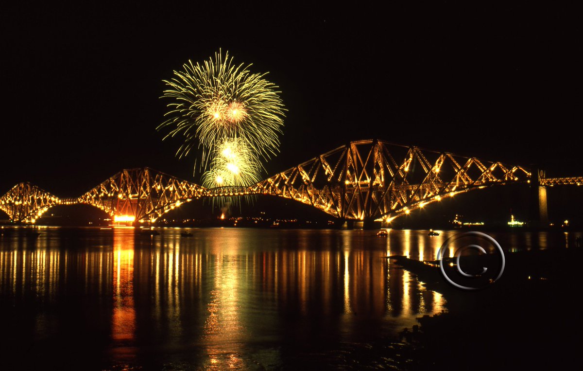 chris_railway's tweet image. On this day.... March 4, 1890, the Forth Rail bridge opened, with a length of 8,094 feet. This picture taken March 1990 during centenary celebrations by Chris Milner.