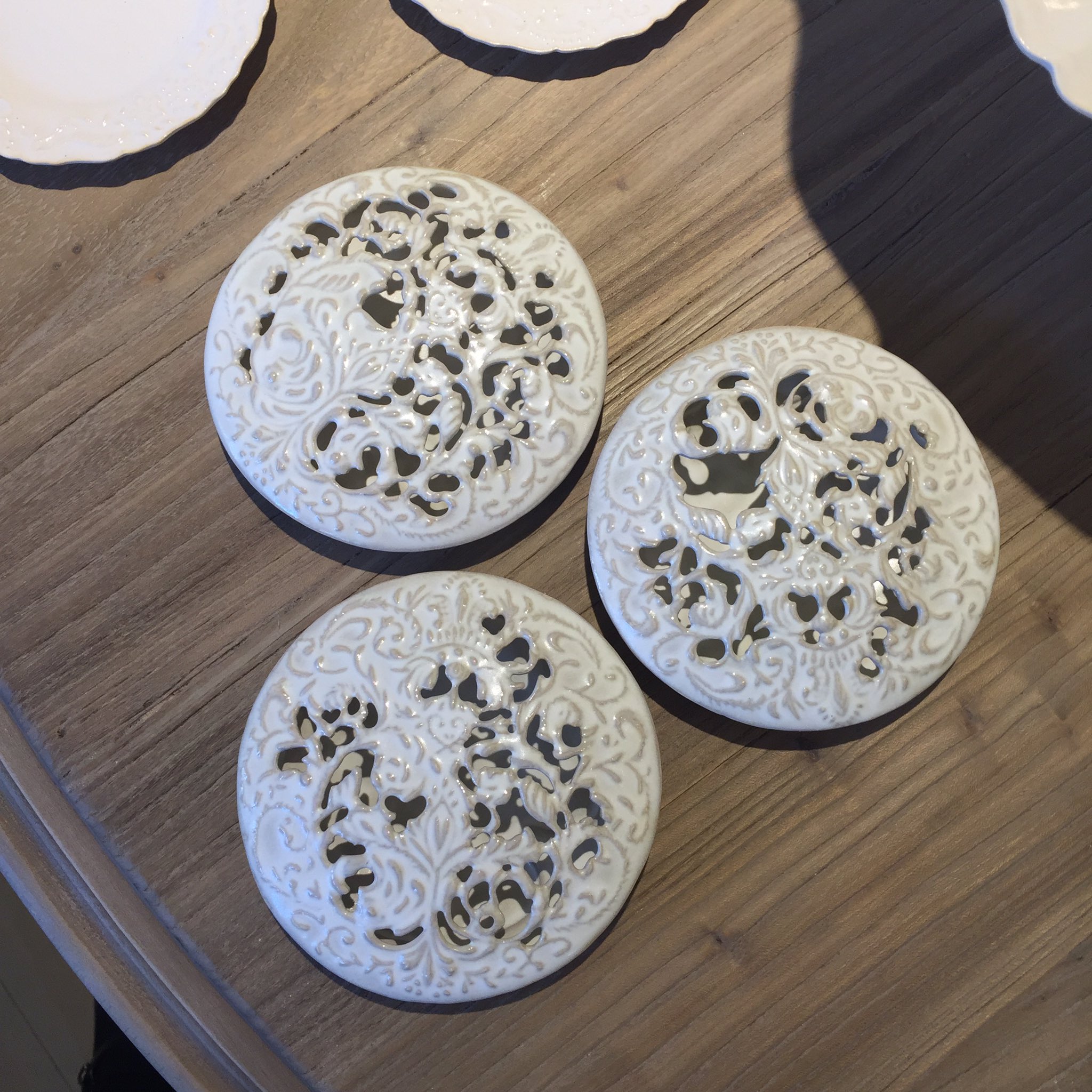Sanuki Arima 望月 万里 展 Sarah Grace サラグレース 青山本店 3月10日まで開催中 そしてこちらの 花入れ も 3個それぞれ微妙に違う中から 一つを選んで 花器としてもそのまま置いていても かわいい Sanuki Arima 望月 万里 展 Sarah Grace サラグレース 青山本店 3月10日まで開催中 そしてこちらの 花入れ も 3個それぞれ微妙に違う中から 一つを選んで 花器としてもそのまま置いていても かわいい