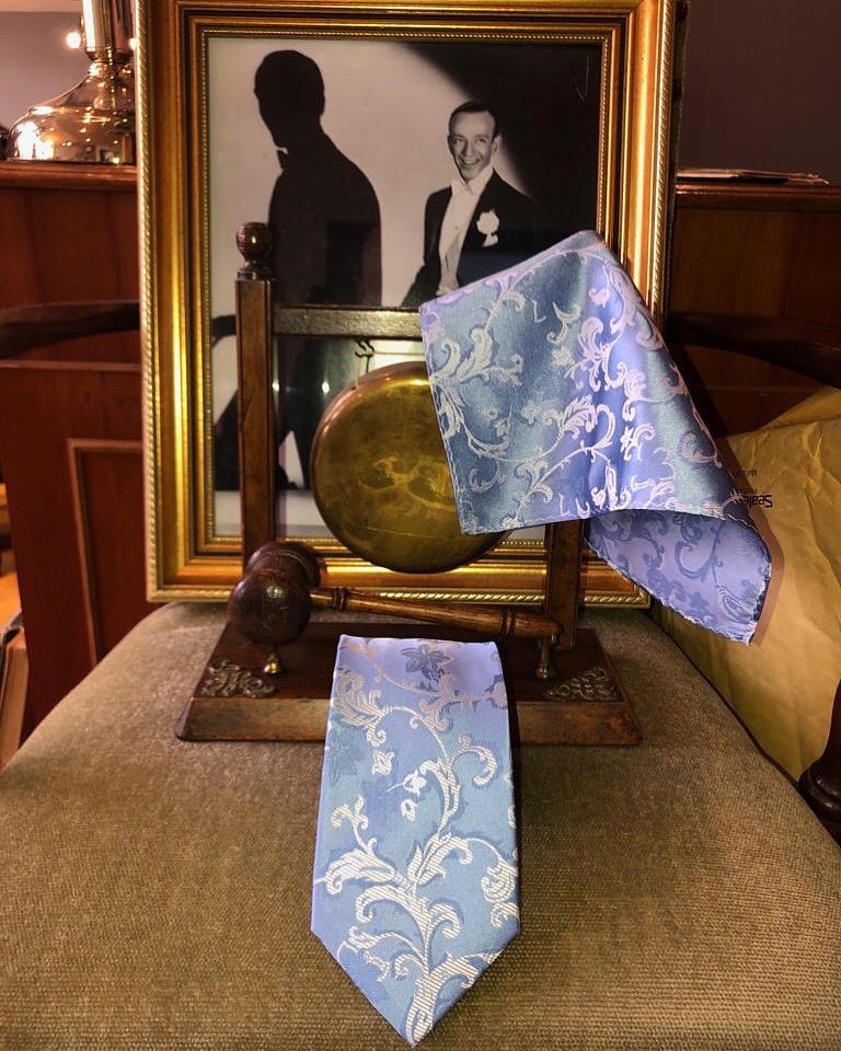 AGplado's tweet photo. Matching tie and pocket square👔
#wedding #weddingtie #bluetie #bluepocketsquare #paisleyties #bluepaisley #skybluetie #summertie #summerties #weddingties #groomstie #bestman #bestmansuit #bestmantie #sartoriale #billiards #madetomeasure #sartorialist #agpladotailors https://t.co/5bIfCmdEgZ