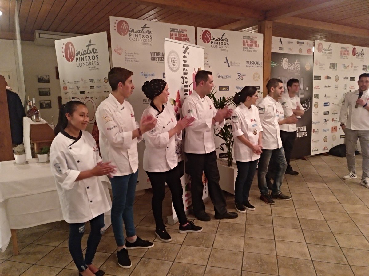 workandwearvit's tweet photo. No pudimos estar más a gusto en @GastroMiniature Buena compañia y buena comida de manos de Gorka Aginaga, del #iruñazarra, Verónica Montespier, del @BarGares y Miguel Aranalde, de @LaViejaIrunea . Esto aún no ha acabado. Nos vemos hoy en el Palacio Europa!!😃 https://t.co/AhPUcxrSrI