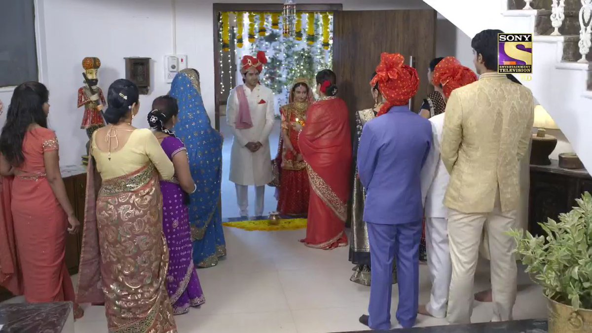 SAMEER KI KHUSHIYON NE GREH PRAVESH KAR LIA!Sameer's dream was finally a reality. Not just was N his lawfully wedded wife taking her first step in their home but it was his mom welcoming her & he had both the special ladies in his life. #YehUnDinonKiBaatHai