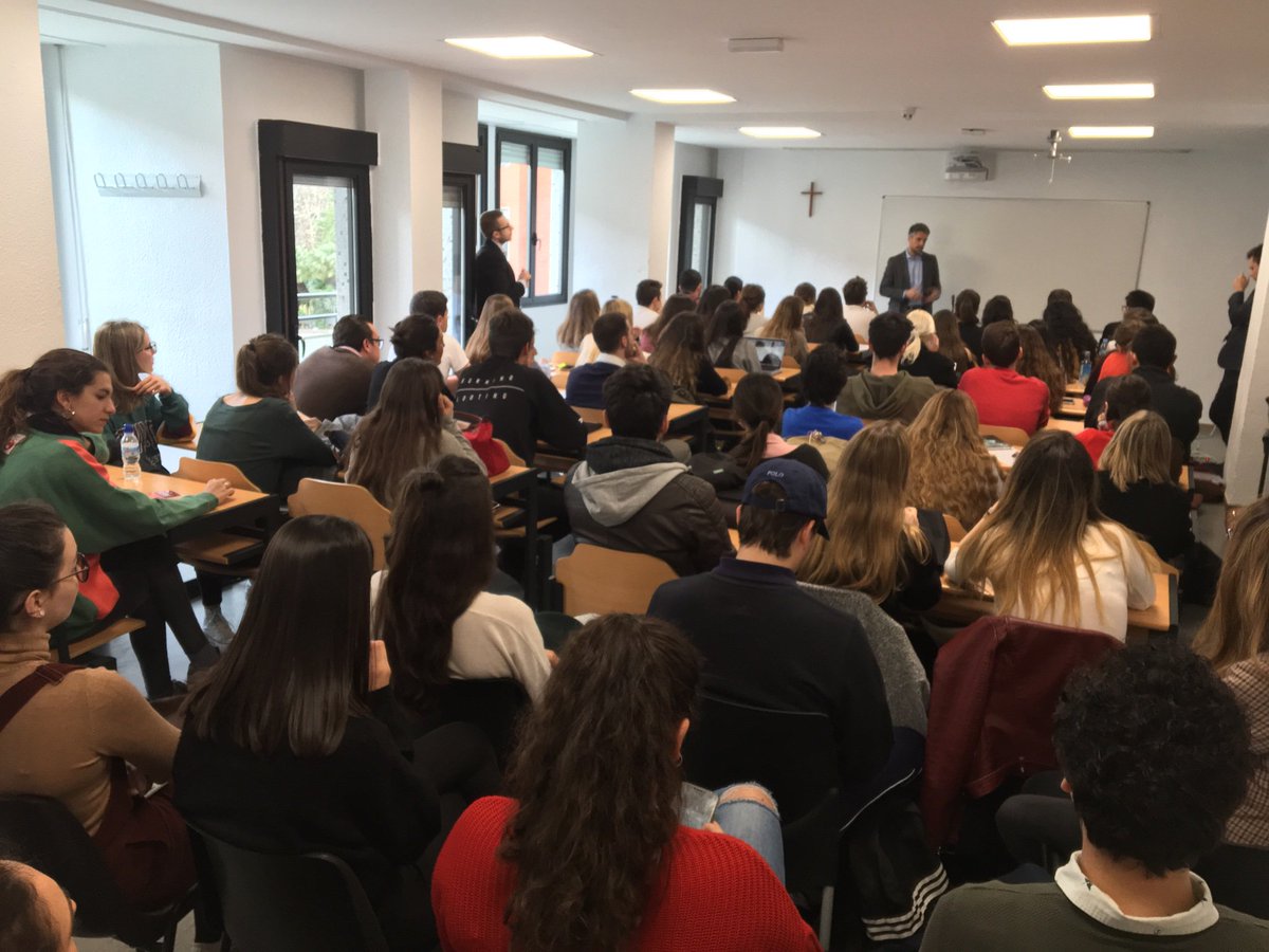 robertogelado's tweet photo. Hace frío fuera pero mucho calor humano aquí dentro @HumYComCEU: no cabe ni un alfiler para acoger la vuelta a casa de nuestro #alumni @cfranganillo, presentador del Telediario 2 de @rtve. A debate, el #Futuro del #Periodismo y la vida de #corresponsal y #presentador #OrgulloCEU https://t.co/mS1mZGsuKa